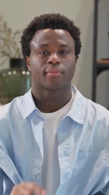 Kamerayı Ev 'e çeviren Afrikalı Adam Portresi