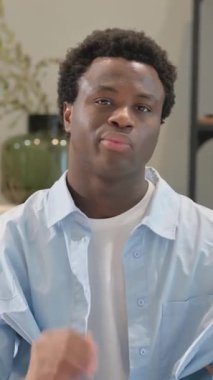 Evde Boyun Ağrısı Olan Afrikalı Adamın Portresi