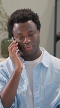 Telefonda Konuşan Afrikalı Adamın Portresi