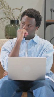 Beyin Fırtınası Afrikalı Adam Laptop 'ta çalışıyor