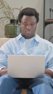 Boyun Ağrısı olan Afrikalı Ev Bilgisayarı Kullanıyor