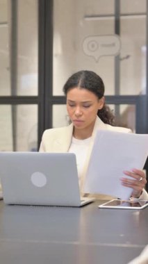 Belgeler ve Laptop Üzerinde Çalışan Afrikalı İş Kadını