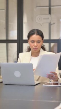 İş Sözleşmesi Okurken Afrikalı İş Kadını ÜzgünName