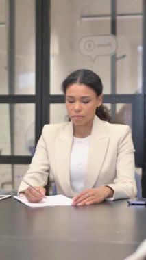 Afrikalı İş Kadını Ofiste Mektup Yazıyor