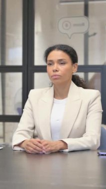 Düşünceli Afrikalı İş Kadını İşyerinde Yeni Bir Fikir Düşünüyor