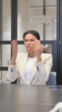 Kızgın Afrikalı İş Kadını Ofiste Hayal kırıklığına uğradı