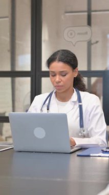 Afrikalı Kadın Doktor Hastanedeki Kameraya Bakıyor