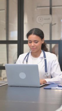 Kameraya Başparmakları Yukarı Bakan Afrikalı Kadın Doktor