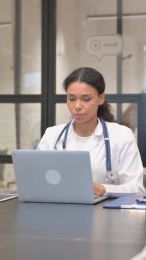 Afrikalı Kadın Doktor Hastayla İnternette Konuşuyor