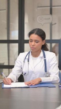 Afrikalı Kadın Doktor Hastanede Tıbbi Rapor Yazıyor