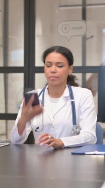 Afrikalı Kadın Doktor Telefonda konuşuyor