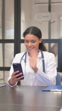 Afrikalı Kadın Doktor Telefonda Video Sohbeti Yapıyor