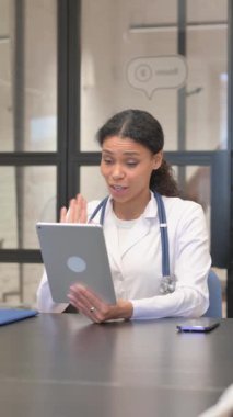 Afrikalı Kadın Doktor Tablet 'te Video Sohbeti Yapıyor
