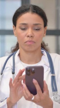 Afrikalı Kadın Doktor 'un Portresi Telefonu Kullanıyor