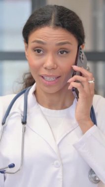 Telefonda Konuşan Afrikalı Kadın Doktor Portresi