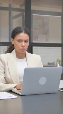 Afrikalı İş Kadını Ofiste Yorgunluk ve Acı çekiyor