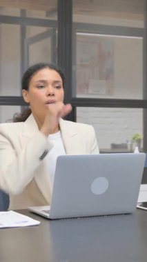 İş yerinde öksüren Afrikalı İş Kadını