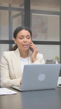 İş yerinde konuşan Afrikalı İş Kadını