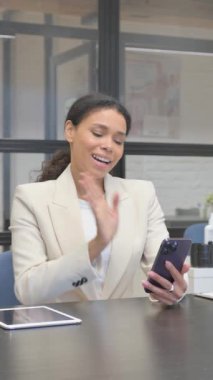 Ofiste Telefonda Video Sohbeti Yapan Afrikalı Kadın