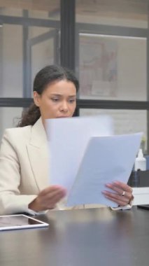 Afrikalı İş Kadını Sözleşmeyi Okurken ÜzgünName