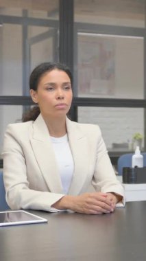 Düşünceli Afrikalı İş Kadını İşyerinde Yeni Bir Fikir Düşünüyor