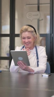 Hastanedeki Tablet 'te Video Sohbeti Yapan Kıdemli Kadın Doktor