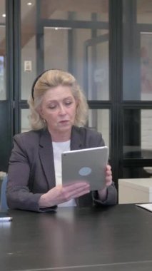 Dijital Tablet Üzerinde Çalışan Yaşlı İş Kadını