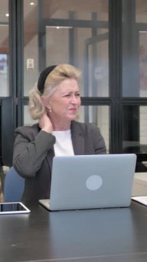 Boyun Yorgunluğu ve Ofiste Ağrısı Olan Yaşlı İş Kadını