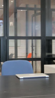 Yaşlı İş Kadını geliyor, Bilgisayarı açıyor