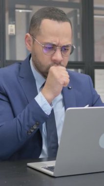 Dikey, Takım Elbiseli Adam Öksürüyor