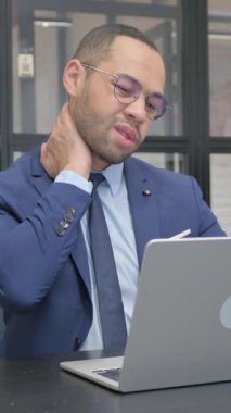 Dikey, Takım Elbiseli Adam Boyun Yorgunluğu ve Ofiste Ağrısı Var