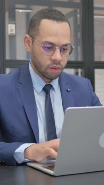 Dikey, Takım Elbiseli Adam iş yerinde baş ağrısı çekiyor