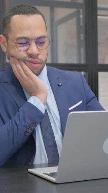 Dikey, Takım Elbiseli Adam 'ın dişleri ağrıyor.