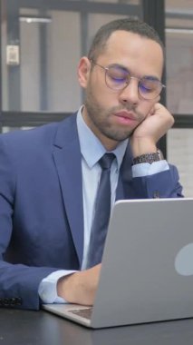 Dikey, Takım Elbiseli Adam Dizüstü bilgisayarın önünde Uyuyor