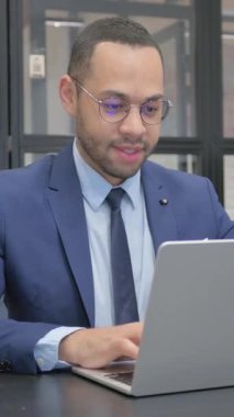 Dikey, Takım Elbiseli Adam Dizüstü bilgisayarda Başarı Kutlaması