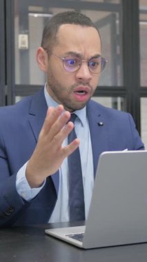 Dikey, Takım Elbiseli Adam Kayıp Dizüstü bilgisayarından Şok Oldu