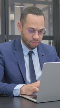 Dikey, Takım Elbiseli Adam Ofiste Çalışırken İnkâr Ediyor