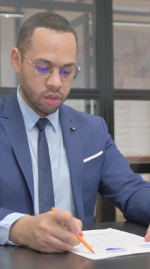 Dikey, Takım Elbiseli Adam Ofiste Belgeler Üzerinde Çalışıyor