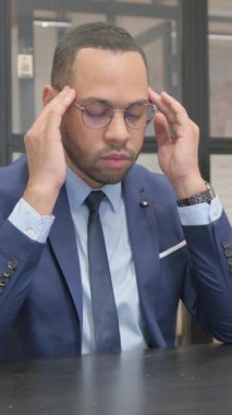 Dikey, Başağrısı Olan Takım Elbiseli Adam Ofiste Oturuyor