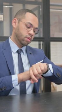 Dikey, Takım Elbiseli Adam Bilek İzleme Zamanı