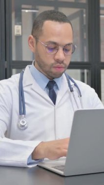 Ofisteki dizüstü bilgisayarda çalışan dikey, İspanyol Doktor