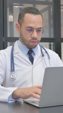 Dikey, İspanyol Doktor Klinikteki Kamerada Gülümsüyor