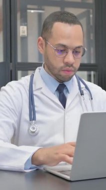 Dikey, İspanyol Doktor Klinikteki Kamerayı Gösteriyor