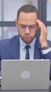 Dikey, Karışık Irk İşadamı Başağrısı Bilgisayarda çalışıyor