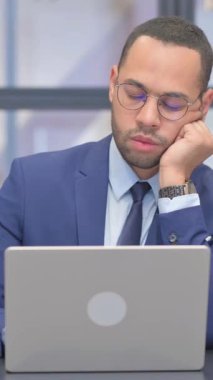 Dikey, Yorgun Melez Irk İşadamı Ofiste Uyuyor