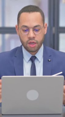 Dikey, Karışık Irk İşadamı Dizüstü bilgisayarla Video Sohbeti Yapıyor