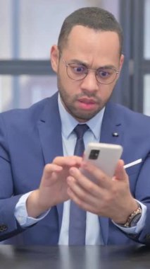 Dikey, Karışık Irk İşadamı Ofiste Kaybından Şok Oldu