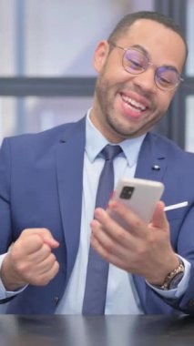 Dikey, Karışık Irk İşadamı Ofiste Başarı Kutlaması