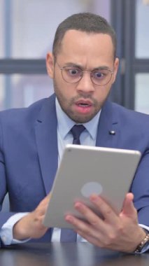 Dik, Karışık Irk İşadamı Çevrimiçi Tablet Kaybı