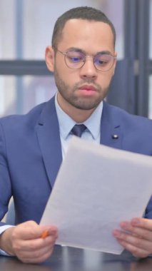 Belgeleri okurken Dikey, Karışık Irk İşadamı Kutluyor